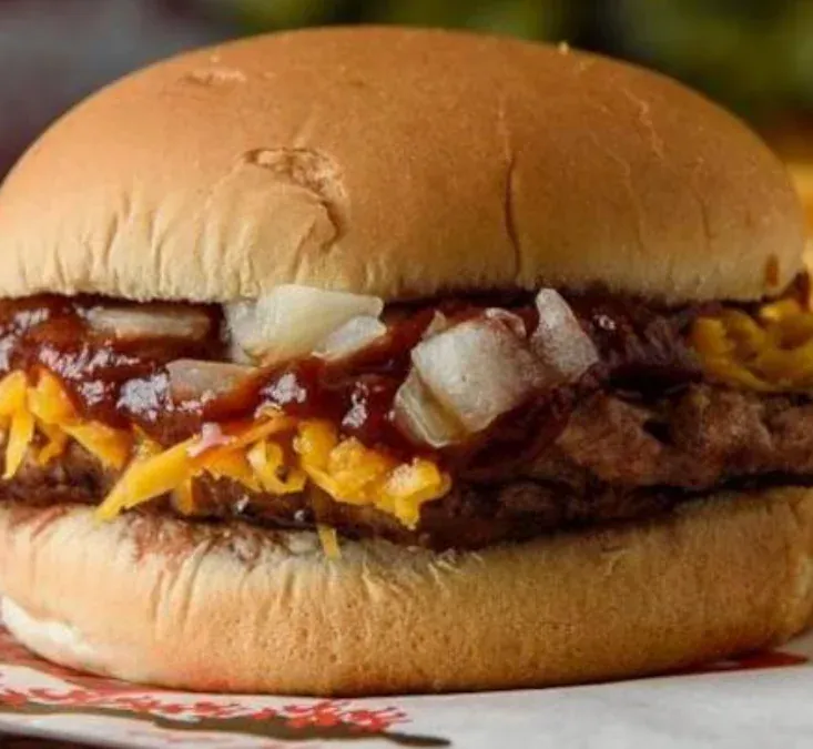 BBQ Burger - Juicy burger with BBQ sauce and onions